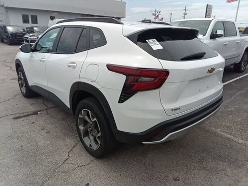 Used 2025 Chevrolet Trax LT w/ LT Convenience Package FWD image 3