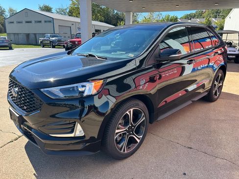 Used 2023 Ford Edge ST image 3