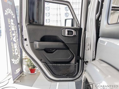 Used 2018 Jeep Wrangler Unlimited Sahara AWD/4WD image 31
