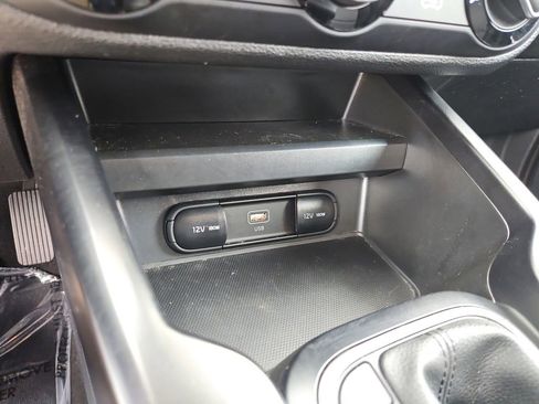 Used 2025 Kia Soul LX w/ LX Technology Package FWD image 26