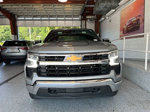 Used 2024 Chevrolet Silverado 1500 LT w/ Z71 Off-Road Package AWD/4WD image 2