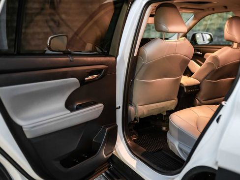 Certified 2023 Toyota Highlander XLE image 21