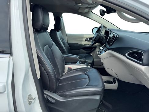 Used 2023 Chrysler Pacifica Touring-L FWD image 15