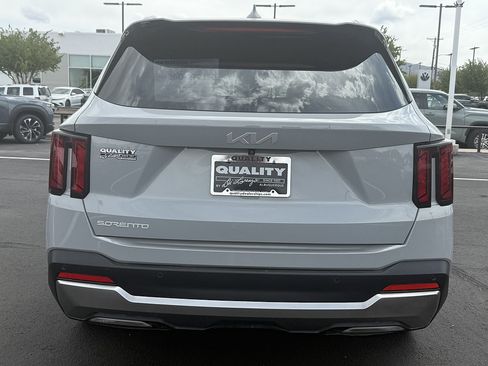Used 2025 Kia Sorento S w/ Panoramic Sunroof Package FWD image 6