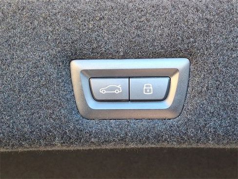 Used 2025 BMW 740i xDrive w/ Premium Package image 28