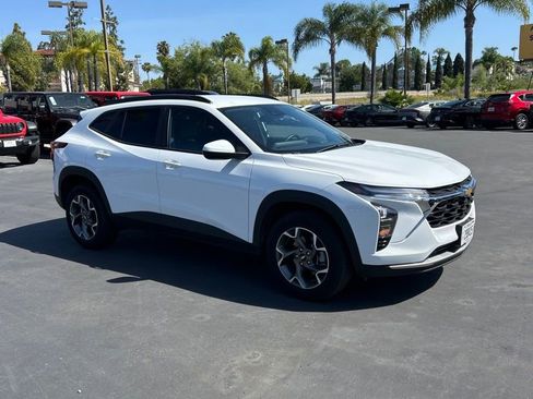 Used 2025 Chevrolet Trax LT w/ LT Convenience Package image 4