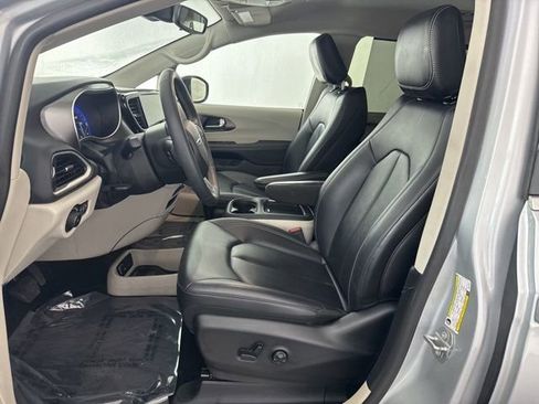 Used 2024 Chrysler Pacifica Touring-L image 23