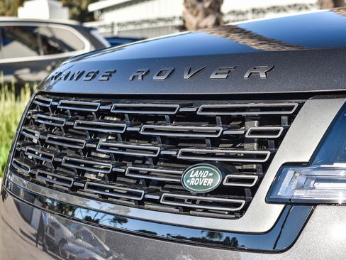 Certified 2025 Land Rover Range Rover SE image 11