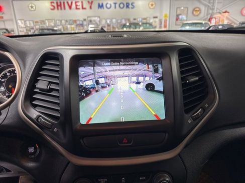 Used 2017 Jeep Cherokee Latitude w/ Comfort/Convenience Group image 18