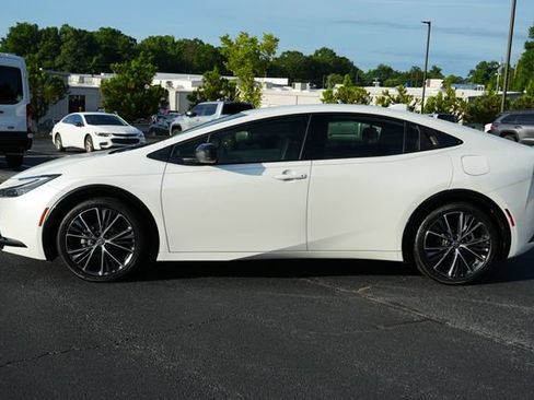 Used 2024 Toyota Prius XLE FWD image 4