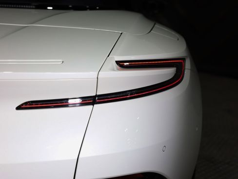 Used 2019 Aston Martin DB11 Volante image 31
