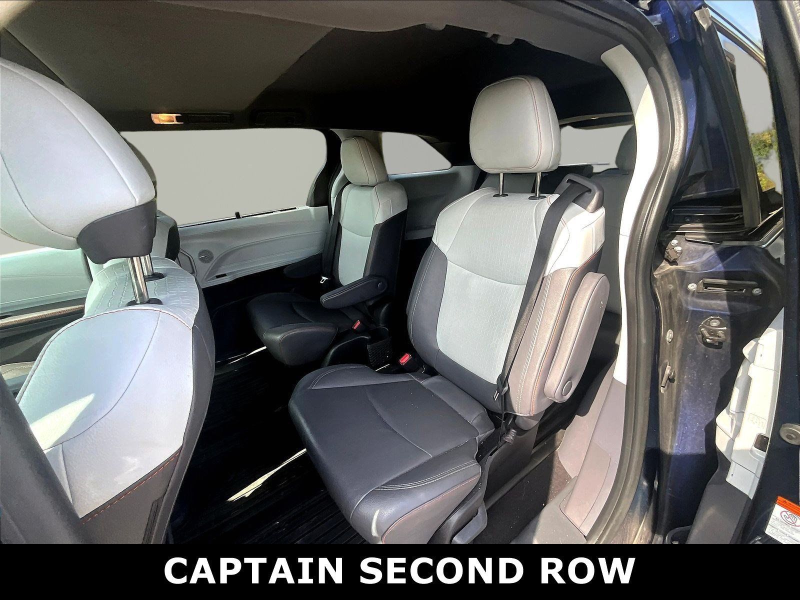 Used 2023 Toyota Sienna XSE FWD image 3