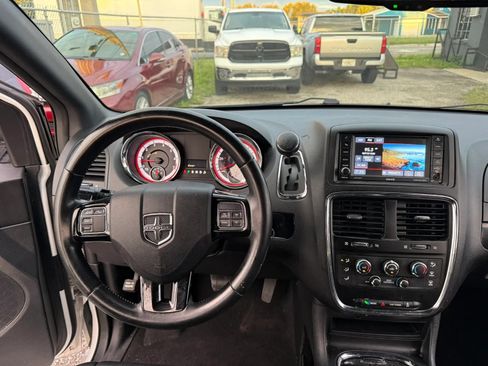 Used 2016 Dodge Grand Caravan SXT FWD image 13