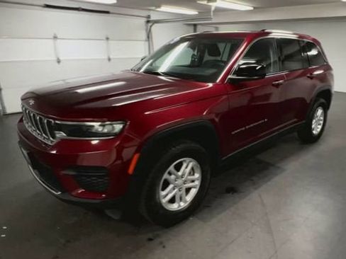 Used 2023 Jeep Grand Cherokee Laredo image 4