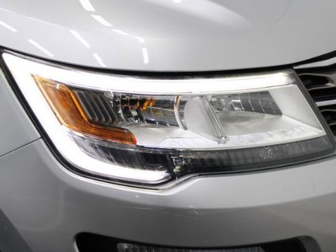 Used 2017 Ford Explorer XLT image 27