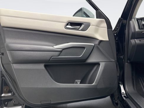 Used 2024 Nissan Pathfinder SL image 9