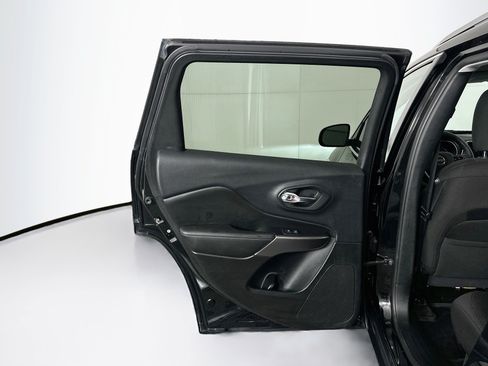 Used 2019 Jeep Cherokee Latitude w/ Popular Appearance Group FWD image 24