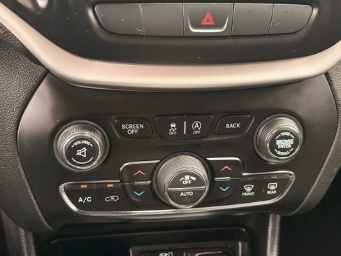 Used 2015 Jeep Cherokee Trailhawk w/ Comfort/Convenience Group AWD/4WD image 22