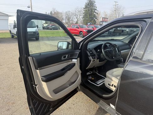 Used 2019 Ford Explorer XLT w/ Equipment Group 202A image 12