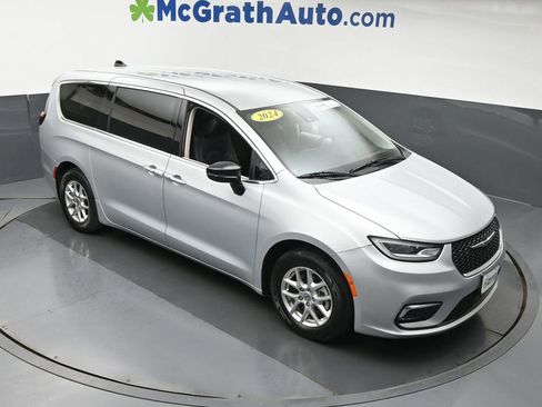 Used 2024 Chrysler Pacifica Touring-L FWD image 3