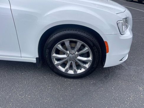 Used 2019 Chrysler 300 Touring w/ Driver Convenience Group AWD/4WD image 9