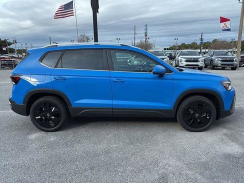 New 2026 Volkswagen Taos SE image 7