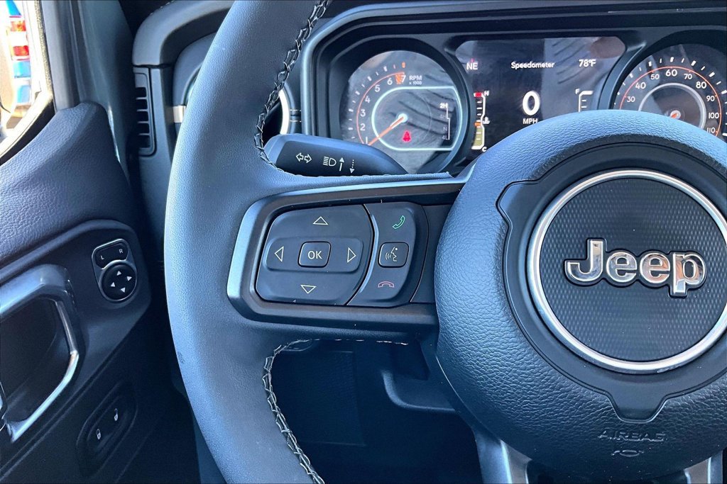 Used 2025 Jeep Gladiator Sport AWD/4WD image 17