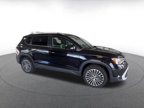 Used 2025 Volkswagen Taos SE FWD image 2
