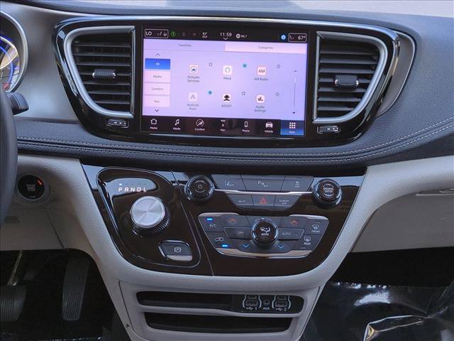 Used 2024 Chrysler Pacifica Limited FWD image 15