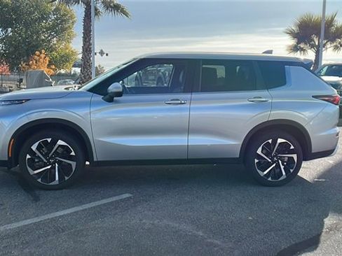 Used 2024 Mitsubishi Outlander SE image 6