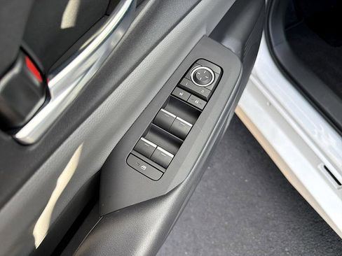 Used 2025 Toyota Prius XLE image 10