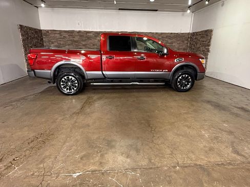 Used 2016 Nissan Titan PRO-4X w/ Pro-4x Convenience Package AWD/4WD image 10
