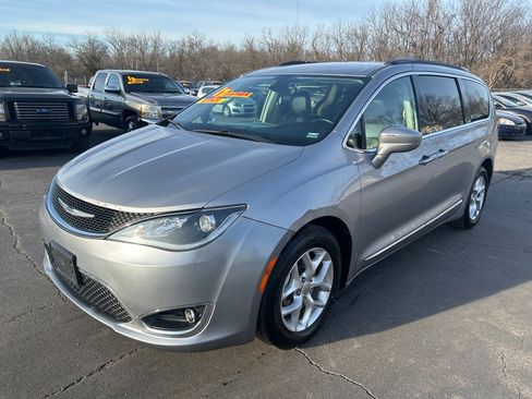 Used 2017 Chrysler Pacifica Touring-L w/ Tire & Wheel Group image 2