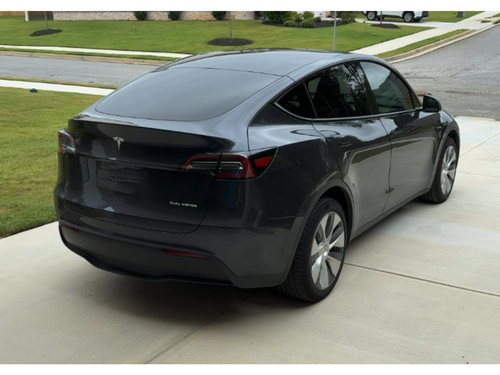 Used 2024 Tesla Model Y Long Range AWD/4WD image 3