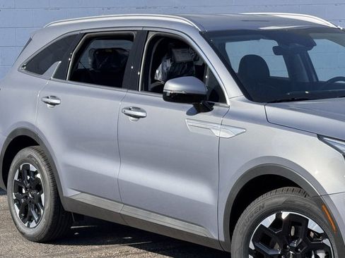 New 2025 Kia Sorento S image 4