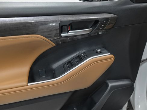 Used 2024 Toyota Highlander Platinum image 11