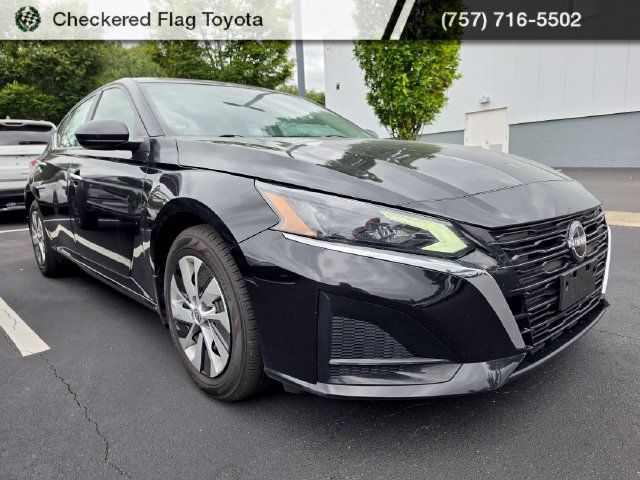 Used 2024 Nissan Altima 2.5 S FWD image 3