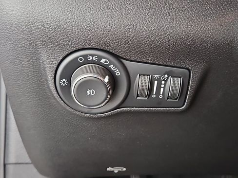 Used 2025 Jeep Compass Trailhawk AWD/4WD image 23