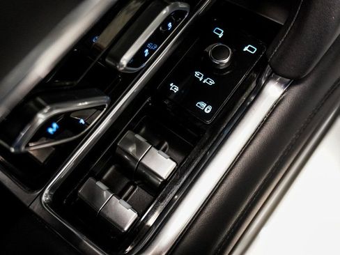 Used 2023 Land Rover Range Rover SE image 40