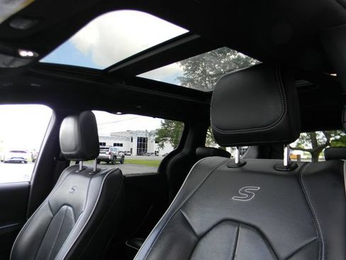 Used 2025 Chrysler Pacifica Limited FWD image 17
