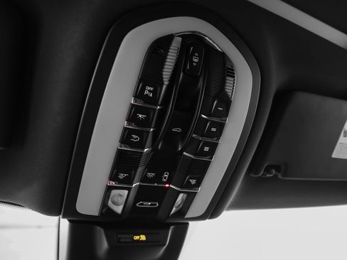 Certified 2023 Porsche Macan AWD/4WD image 42