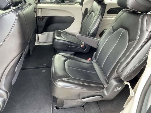 Used 2024 Chrysler Pacifica Touring-L FWD image 10