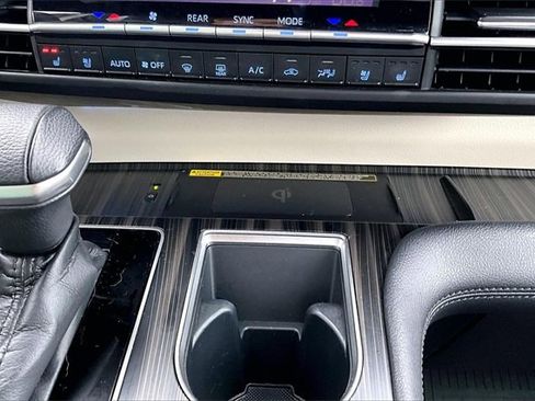 Used 2022 Toyota Sienna Platinum image 23