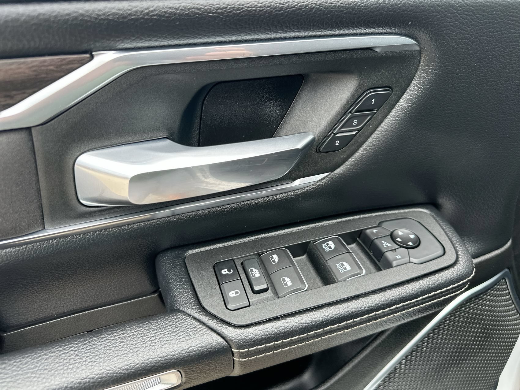 Used 2025 RAM 1500 Laramie AWD/4WD image 13