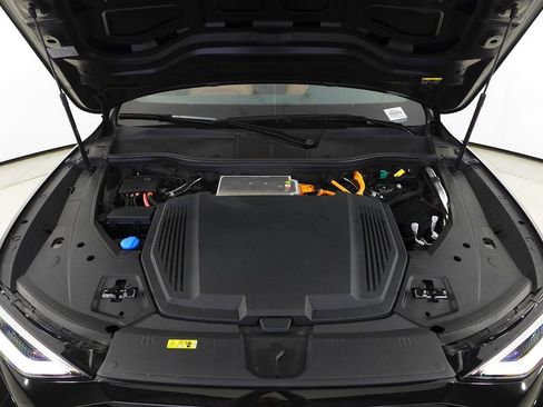 Used 2024 Audi Q8 e-tron Premium Plus w/ Premium Plus Package image 6