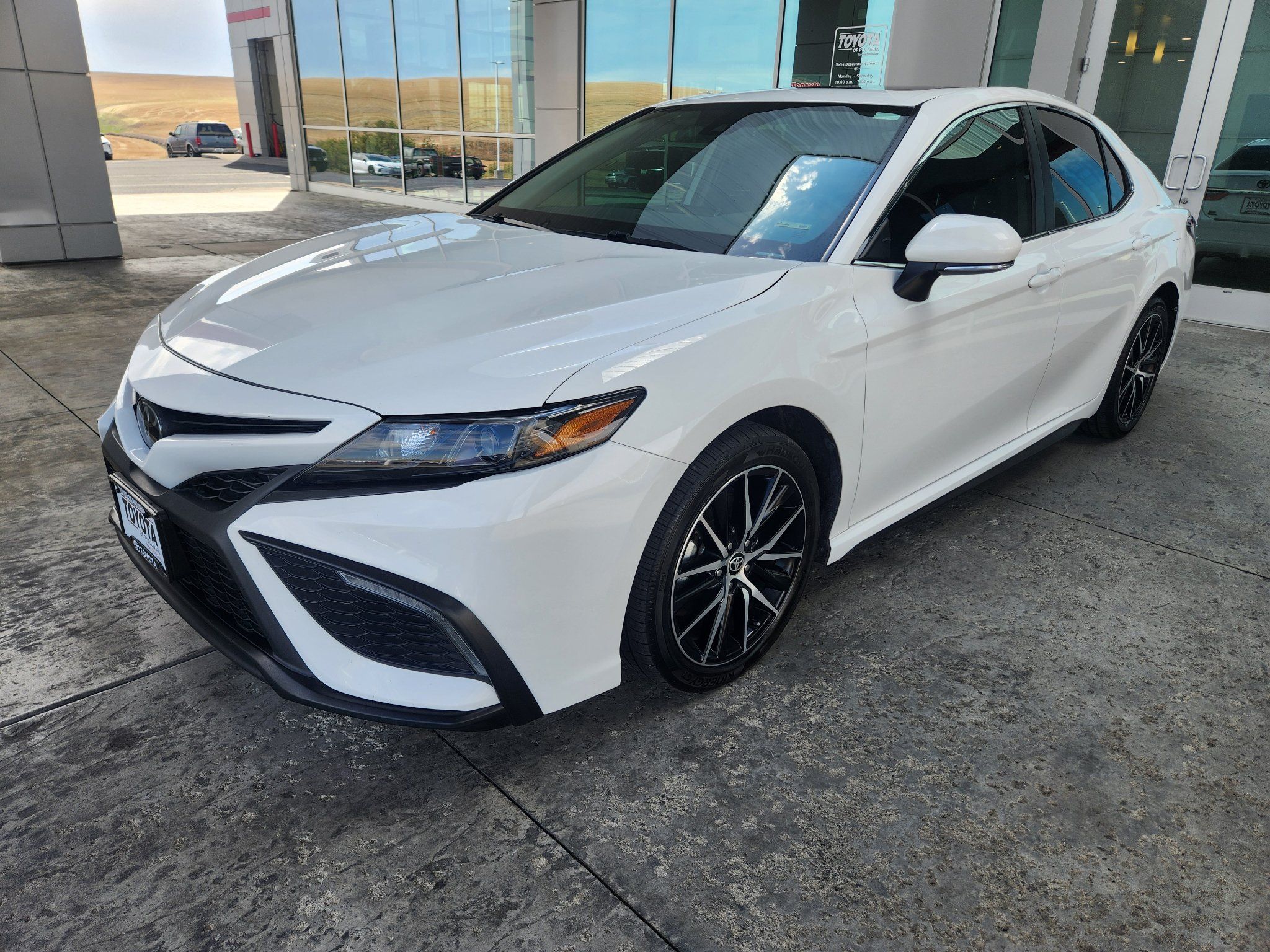 Used 2024 Toyota Camry SE AWD/4WD image 3