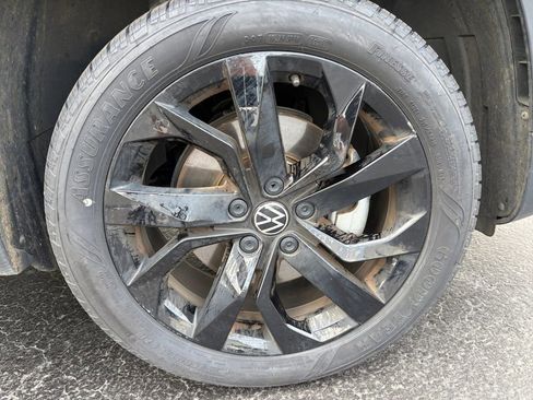 Certified 2024 Volkswagen Taos SE w/ Black Wheel Package FWD image 31