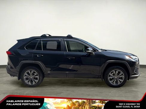 Used 2022 Toyota RAV4 XLE Premium AWD/4WD image 7