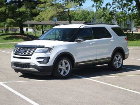 Used 2017 Ford Explorer XLT w/ Equipment Group 202A AWD/4WD image 23