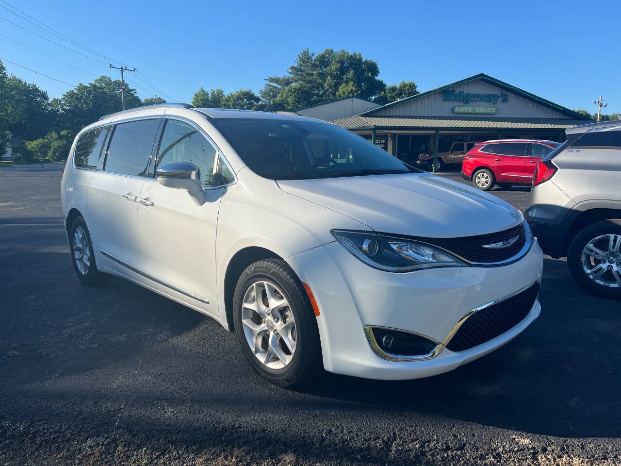 Used 2020 Chrysler Pacifica Limited FWD image 1